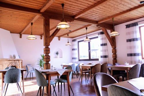 ThyrnauPension Lichtenauer Hof的餐厅设有木制天花板和桌椅