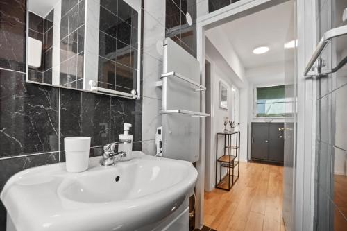 萨格勒布Prime View Apartments Blanca and Lena的浴室设有白色水槽和镜子