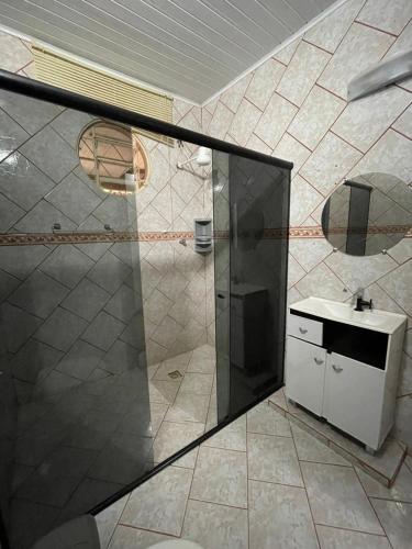 戈亚斯州上帕莱索Pousada Recanto dos Sonhos的带淋浴和盥洗盆的浴室