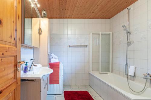 Enge-SandeHeidehaus的带浴缸、水槽和淋浴的浴室