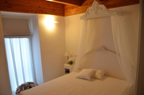 巴列塔B&B Al Vecchio Borgo的卧室配有白色的床和窗户。