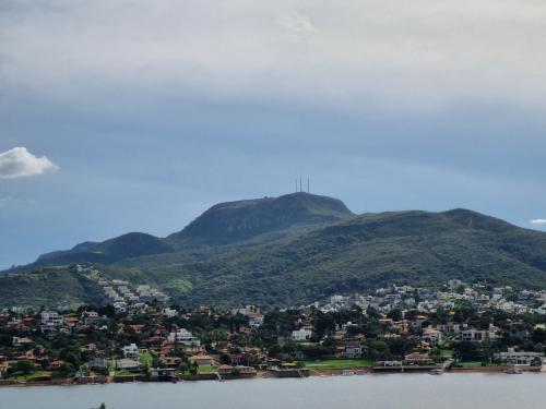 卡皮托利乌RECANTO BRENDA - Casa Luxo Capitólio com Vista pro lago, Escarpas e MorroChapeu的享有以山为背景的城市美景