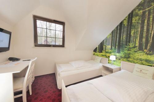 拉多姆斯科Malutkie Resort的小房间设有床、书桌和窗户
