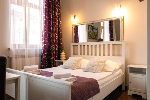 普热梅希尔普热梅希尔公寓的卧室配有一张带镜子的白色床
