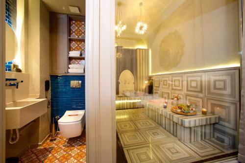 伊斯坦布尔Ayramin Exclusive Hotel - Special Category的一间带卫生间和水槽的浴室