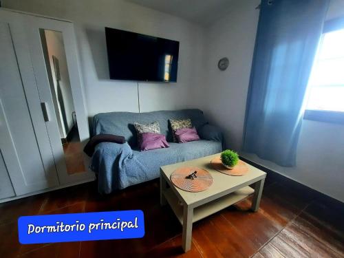 巴尔韦尔德Mi Parchita的客厅配有蓝色的沙发和桌子