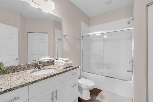 奥兰多4 Bedrooms - 3 Bathrooms - Lucaya Village 14-101的白色的浴室设有水槽和卫生间。