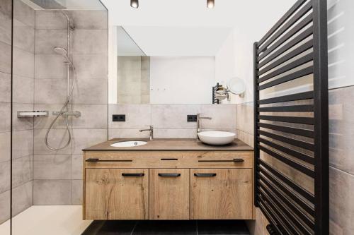 格罗萨尔Appartementhaus Alpenpark的一间带水槽和淋浴的浴室