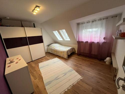 卡塞尔Schickes 110qm Ferienhaus in Nähe VW, DEZ und Orangerie的带一张床和窗户的卧室
