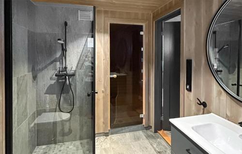 兰帕兰德Awesome Home In Flesberg With Wifi的带淋浴、盥洗盆和镜子的浴室