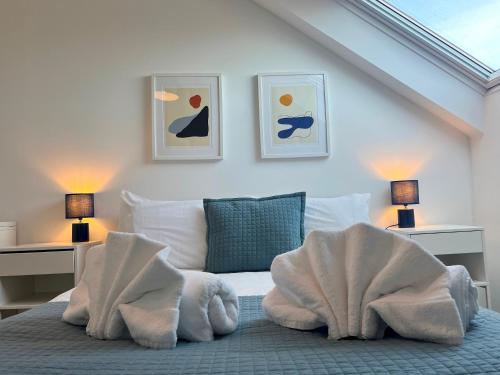 彭赞斯Stunning Town Centre Penthouse w/ Sea Views的一间卧室配有带毛巾的床