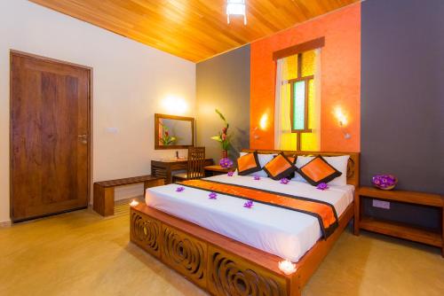 康提格拉维拉Spa精品酒店的一间卧室,卧室内配有一张大床