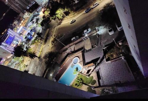阿里卡Departamento Frente al Casino Luckia 3H 2B的享有带游泳池的别墅的顶部景致