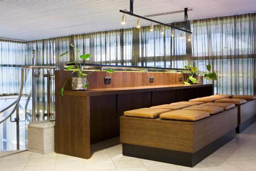 斯德哥尔摩舒适快捷酒店斯德哥尔摩中心酒店的一间房间,有一个柜台,上面有一堆凳子