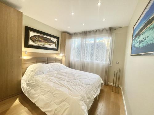 戛纳Rosalia Luxury 3 bedrooms near beaches by Welcome to Cannes的卧室配有白色的床和窗户。