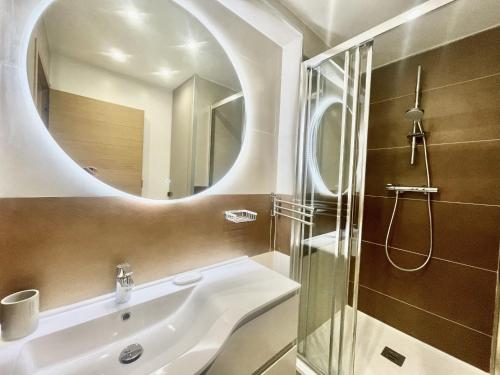 戛纳Rosalia Luxury 3 bedrooms near beaches by Welcome to Cannes的浴室配有盥洗盆和带镜子的淋浴