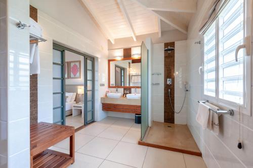 Ambondrona棕榈滩度假村及Spa的带浴缸、盥洗盆和卫生间的浴室