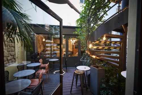 巴黎牧歌度假屋的一个带桌椅和植物的庭院