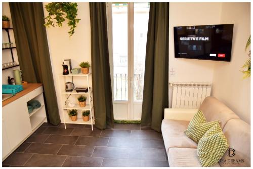 米兰DEA DREAMS Amendola Fiera Apartment Free Wi-Fi的带沙发和窗户的客厅