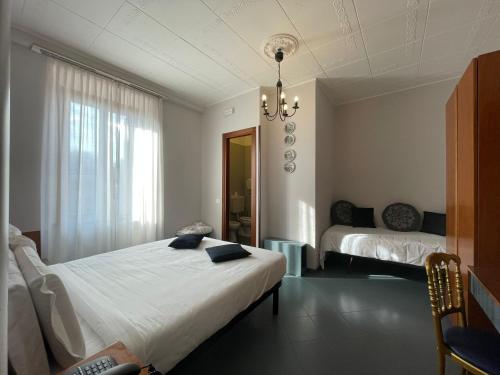 Cittiglio拉布索拉酒店的一间卧室配有一张床和一个吊灯