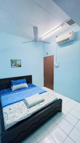 波德申Homestay Port Dickson的蓝色客房中一间带床的卧室