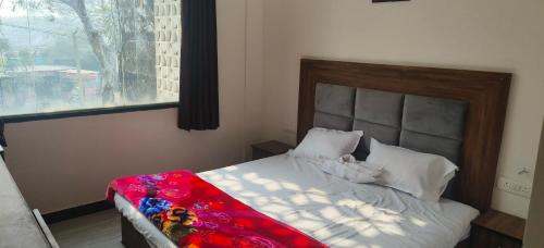 阿格拉MD Grand Hotel and resort的一间卧室设有一张大床和大窗户