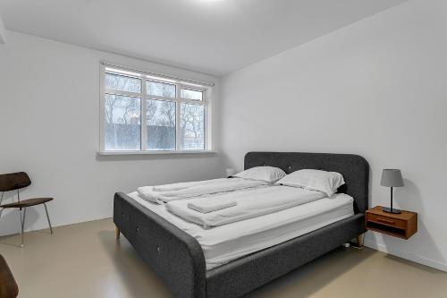 雷克雅未克Spacious and Central Apartment - 3 Bedrooms的白色客房的一张床位,设有窗户