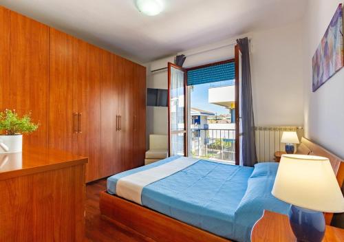 蒙特西尔瓦诺Appartamento La Riviera的一间卧室设有蓝色的床和窗户。