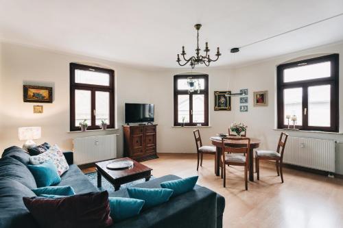 德累斯顿Apartment Maria Luisa的客厅配有沙发和桌子