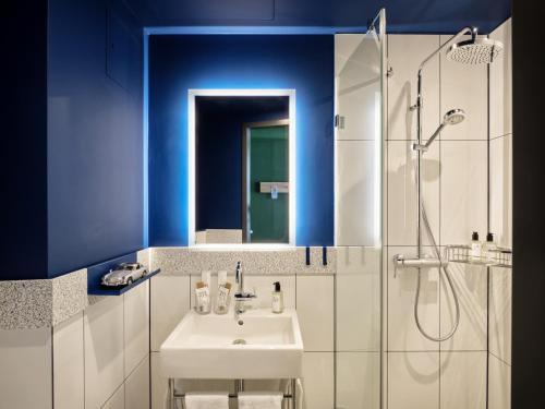 柏林URBAN LOFT Berlin的一间带水槽和淋浴的浴室