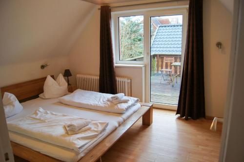 Groß Sarau诺比斯克鲁格酒店的一间卧室设有一张床和一个大窗户