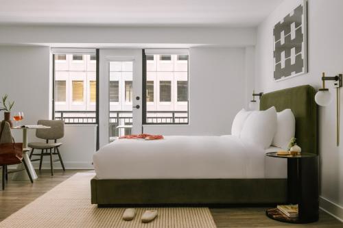 渥太华Sonder Arlo的卧室配有白色的床和桌子