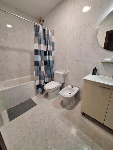 迈阿密普拉特亚Apartamento California 3的浴室配有卫生间、盥洗盆和淋浴。