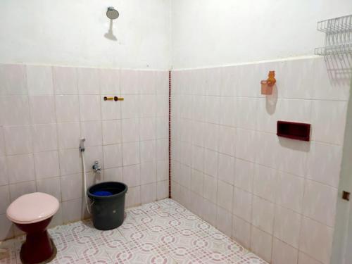 图克图克Sarah's Cottage Toba Samosir的一间带卫生间和垃圾桶的浴室