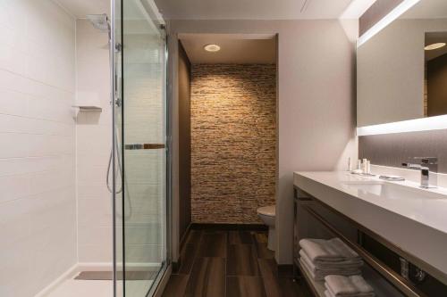 巴尔的摩巴尔的摩水岸万豪酒店的一间带玻璃淋浴和卫生间的浴室
