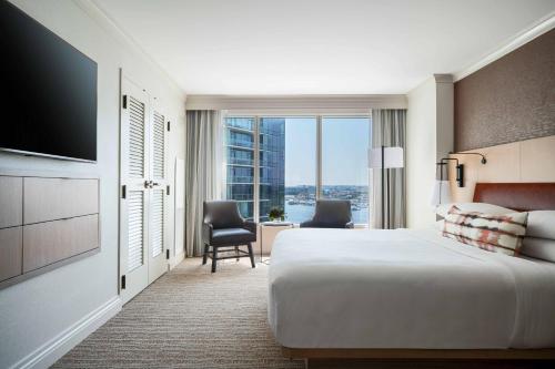 巴尔的摩巴尔的摩水岸万豪酒店的一间酒店客房,设有一张大床和一个大窗户