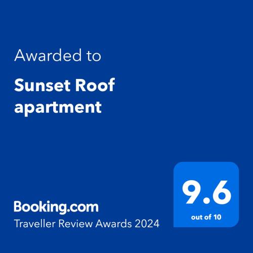 马达巴Sunset Roof apartment的日落屋顶的屏风,上面写着给日落屋顶公寓的文字