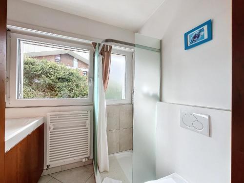 巴涅Marie-Rose 8的带淋浴和盥洗盆的浴室以及窗户。