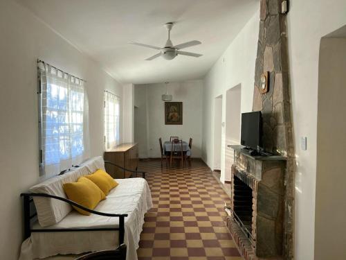 库拉布罗切罗镇Casa Regino的带沙发和壁炉的客厅