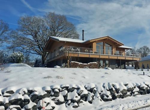 LöhnbergOaktree-Cottage的前面的雪覆盖的房子