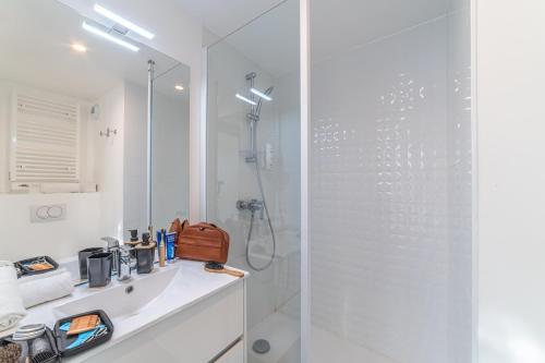 克莱蒙费朗Break & Home Clermont-Ferrand Les Carmes Dechaux的带淋浴和盥洗盆的白色浴室