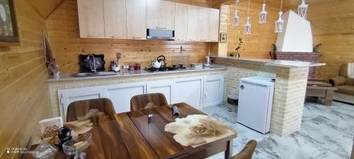库萨雷Qusar-A-frame的厨房配有桌子和台面