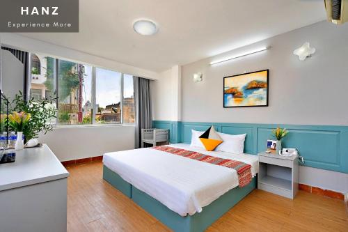 胡志明市HANZ Hotel Bui Vien upstair MP ChillBAR的酒店客房设有床和窗户。