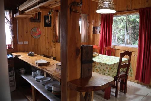 皮奇勒姆Casa infiernillo的厨房配有木桌和桌椅