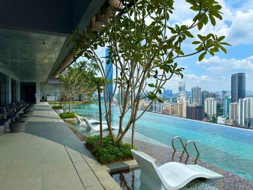 吉隆坡AXON RESIDENCE AT BUKIT BiNTANG KUALA LAMPUR的酒店游泳池享有城市美景