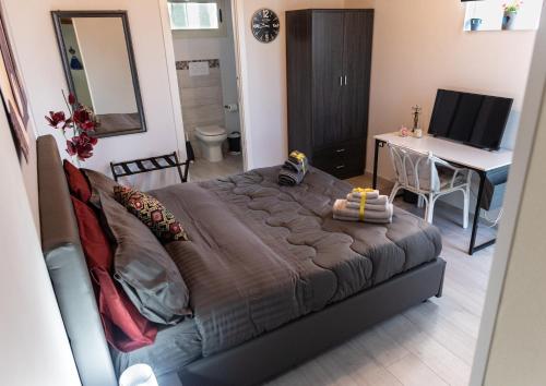 阿格里真托Villa Lory的一间卧室配有一张大床、一张桌子和一台电脑