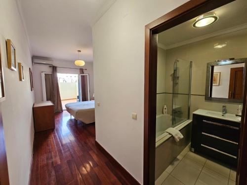 丰沙尔Apartment Bonimar的带淋浴、盥洗盆和镜子的浴室