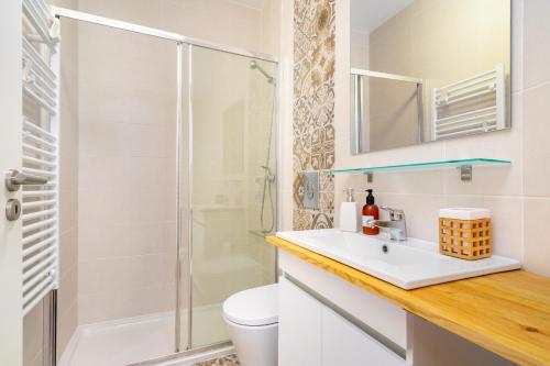 里斯本WHome Beato Premium River View in Quiet Area的一间带水槽和淋浴的浴室