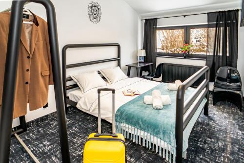 露米雅Golden Lion House Bed&Breakfast的一间卧室配有一张带黄色手提箱的床