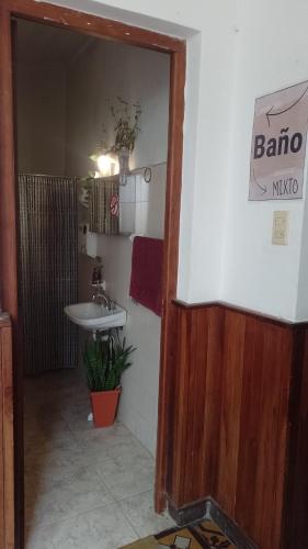 巴拉那Espacio Cultural Nuevo Micelio的一间带水槽和水槽的浴室